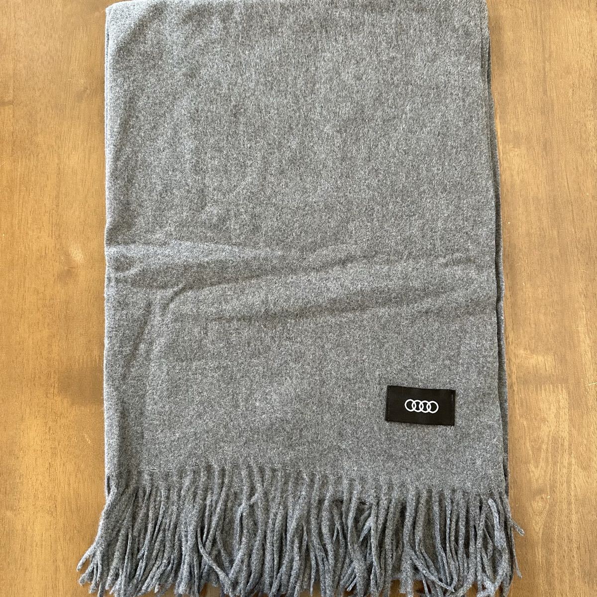 Audi アウディ ブランケット 膝掛け カシミア ストール マフラー グレー ロゴ入り オリジナルグッズ コレクション 新品 未開封拍卖