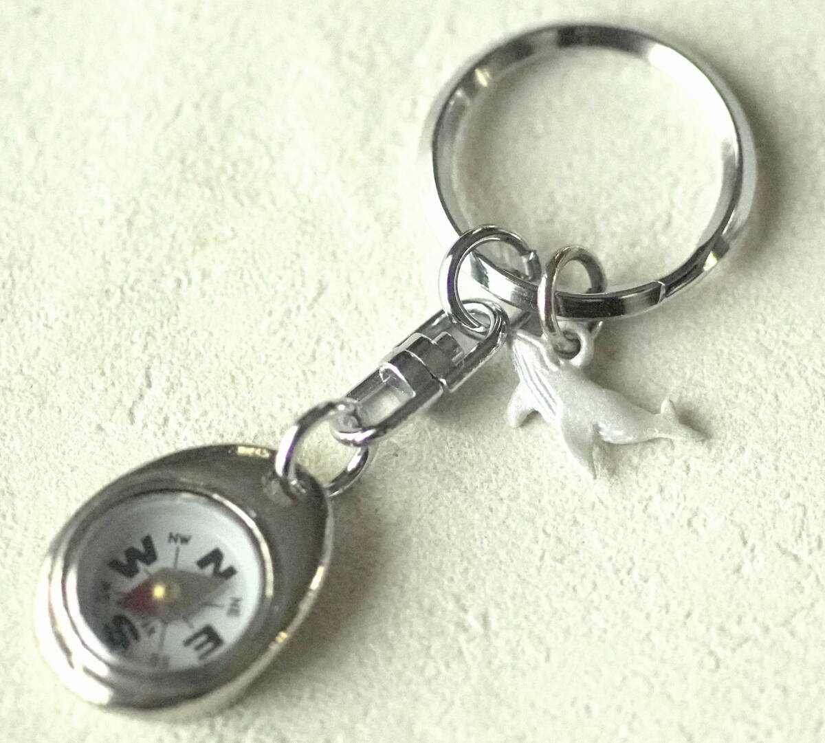 方位磁針と白い小さなクジラ キーホルダー拍卖
