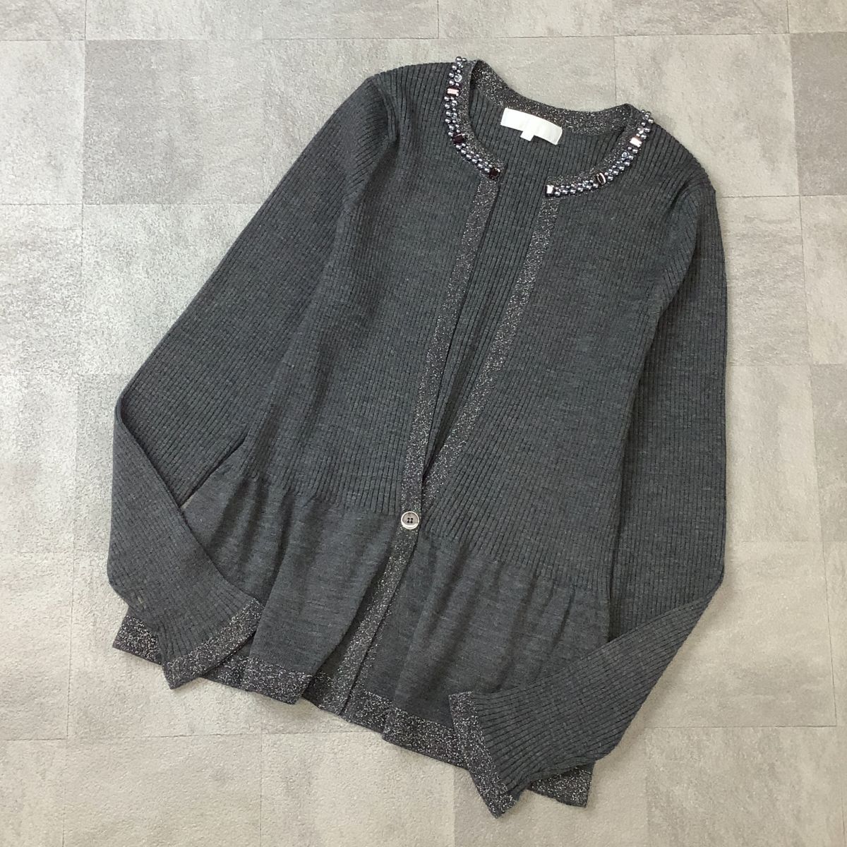 美品 自由区 リブニット カーディガン ビジュ付 レディース 38 M グレー拍卖