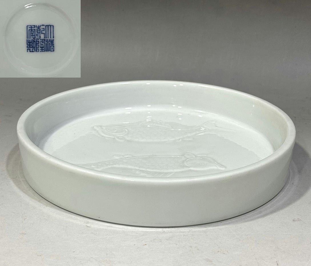 ▼渡鶴羽▼A644清乾隆 甜白釉浮彫金魚折沿洗・古陶磁器 ・珍品旧蔵・古賞物・時代物拍卖