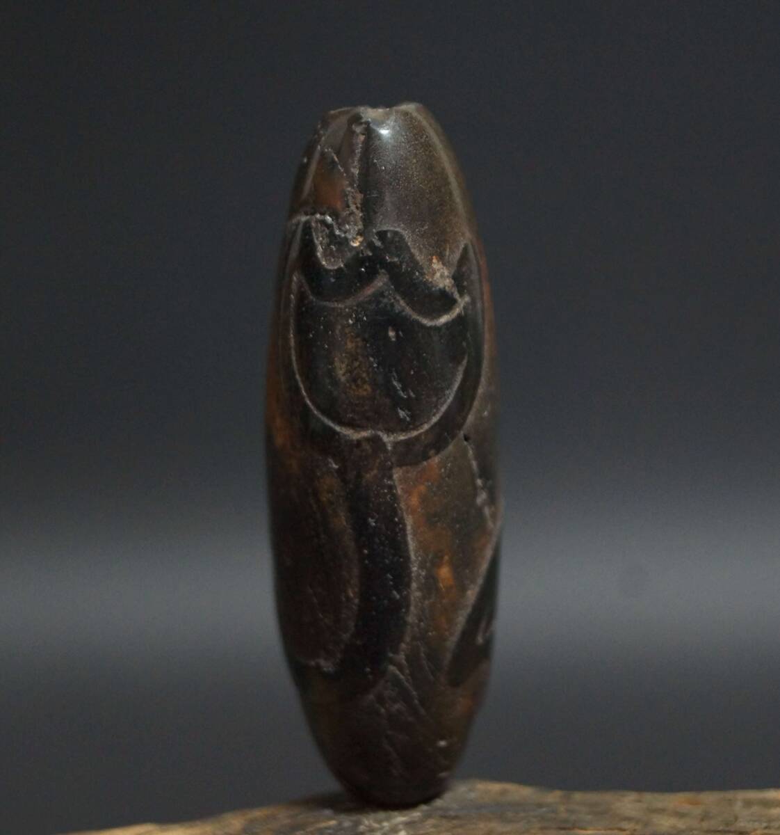 【閑】オールドチベット 風化メノウ瑪瑙 『水蓮花天珠』根付 緒締玉 提げ物 Dziビーズ 装飾品 お守り長さ4.2cm☆美しい石目☆7D0902拍卖