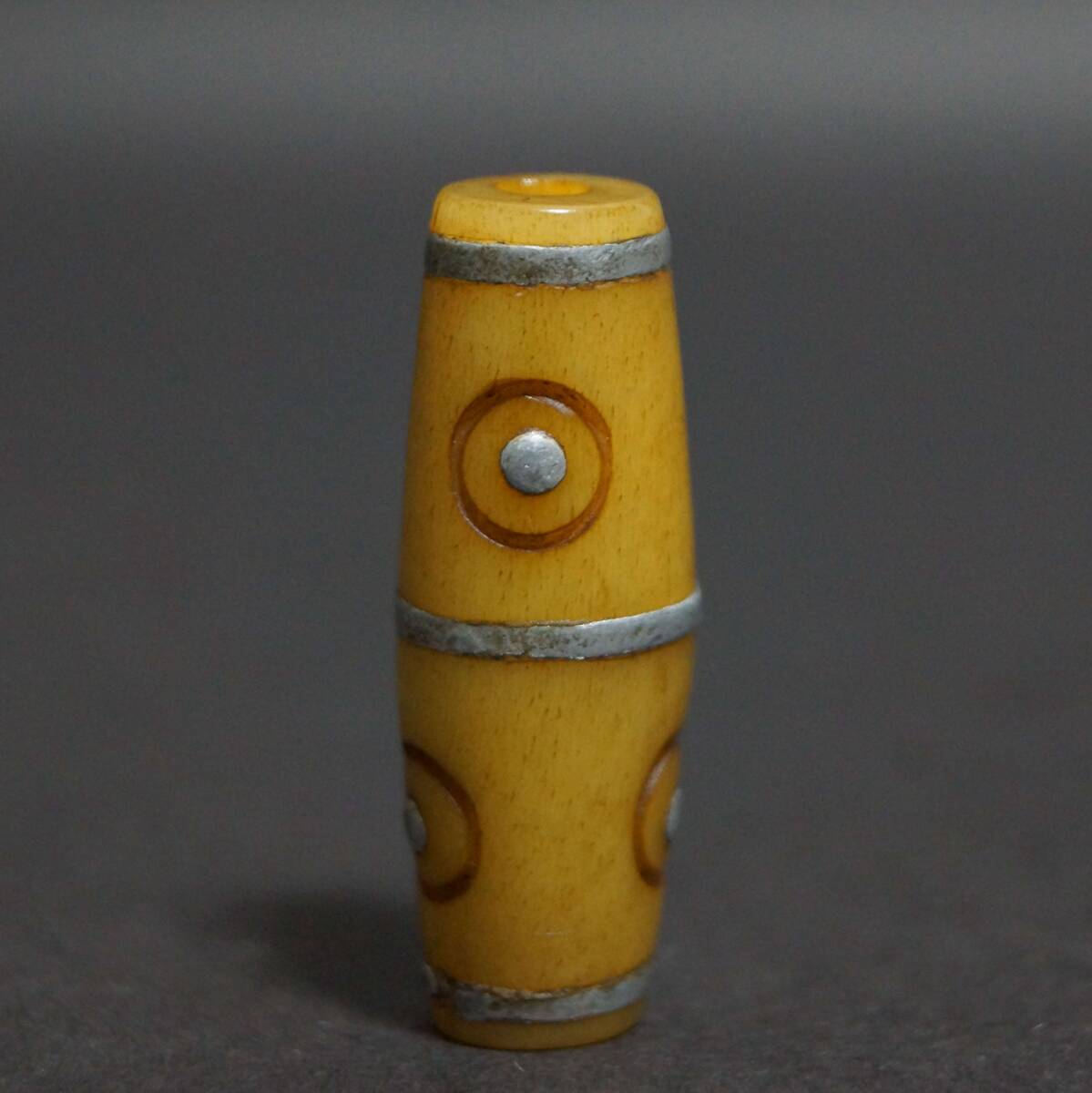 【閑】オールドチベット ヤクの骨 銀象嵌 四眼天珠 根付 お守り 緒締玉 提げ物 装飾品 長さ3.3cm☆時代物☆7D0902拍卖