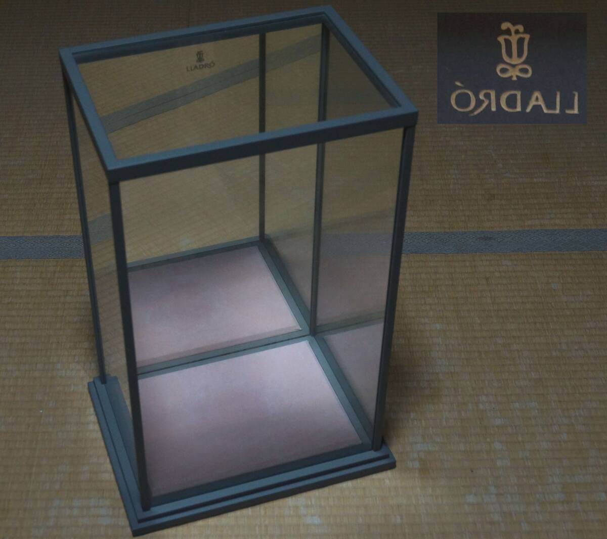 【閑】LLADRO リヤドロ 純正 大型ガラスケース ショーケース 背面ミラー付き 高さ54㎝★美品★7D0911拍卖