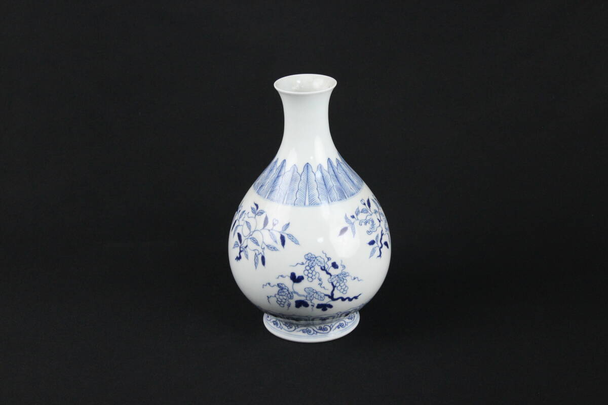 中国美術 染付 青花 葡萄花卉文 瓶 大清乾隆年製款 景徳鎮製 花瓶 陶磁器 唐物 ES11-2拍卖