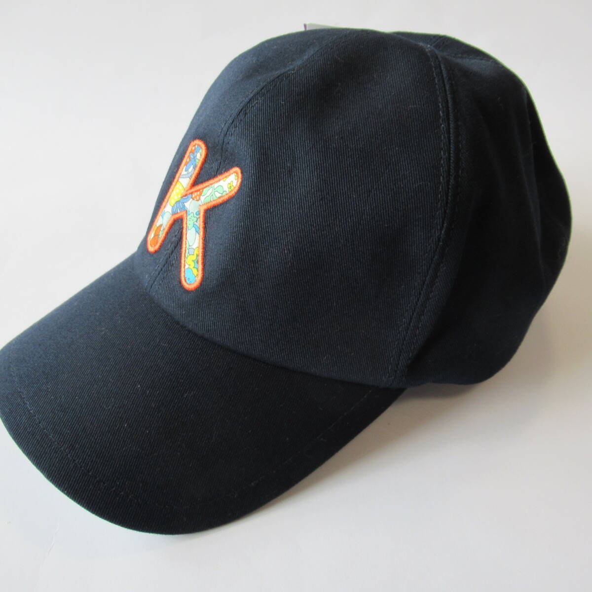 ■■202509即決■ リバティ × ハローキティ新品ネイビーキャップ / 帽子 M(57.5cm)拍卖