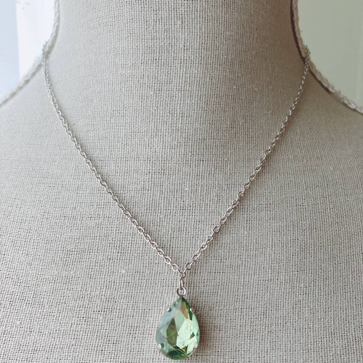 ネックレス ペンダント ペリドット風 ガラス 淡いグリーン ドロップ シルバー キラキラ ☆vintage jewelry accessories F0030拍卖
