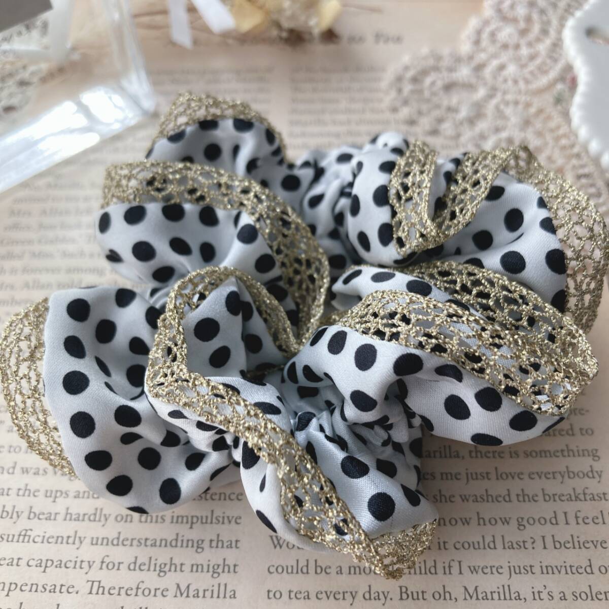 シュシュ ドット柄 ゴールドラメフリル ホワイト×ブラック ヘアアクセサリー 未使用☆vintage jewelry accessories F0034拍卖