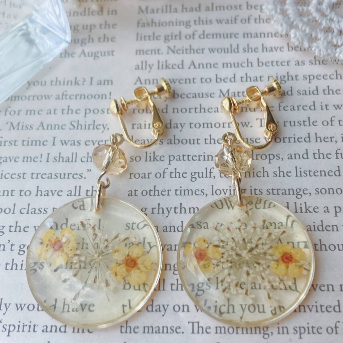 イヤリング 押し花 イエロー 小花 ゴールドトーン ガラスビーズ アクリル丸 ゆらゆら☆vintage jewelry accessories F0140拍卖