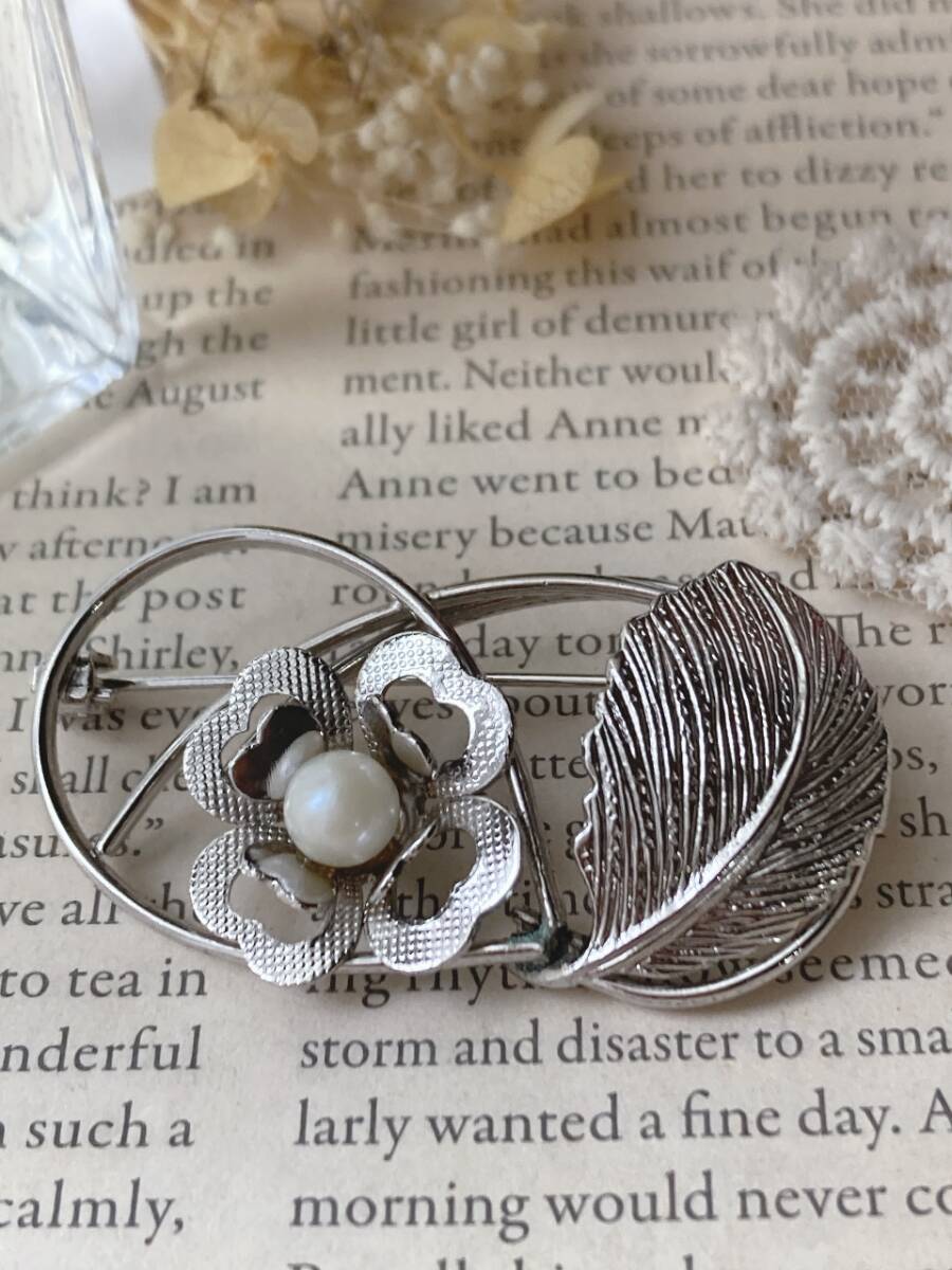 ヴィンテージブローチ シルバートーン かわいい小花 葉っぱ パール 美品☆vintage jewelry accessories F0110拍卖
