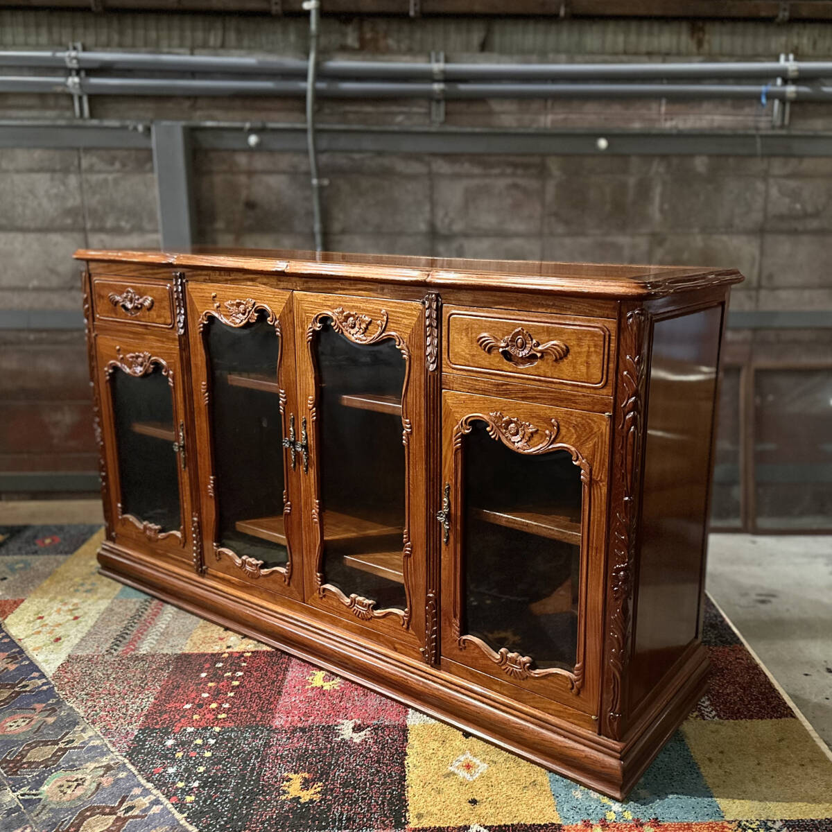 サイドボード アンティーク 花梨 無垢材 ガラス棚 キュリオケース キャビネット インテリア拍卖