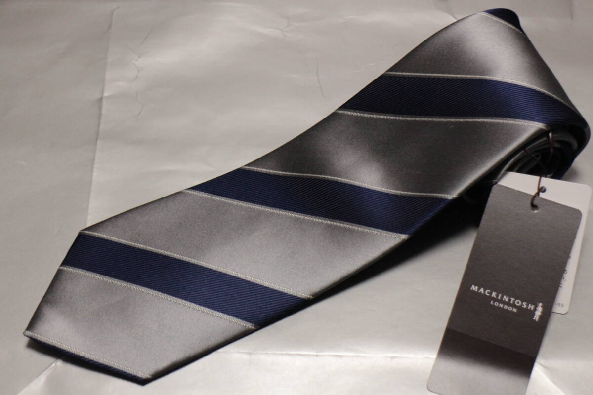 マッキントッシュロンドン新品ネクタイ超艶美麗シルバー*ネイビー*ホワイトレジメンタル織柄切返し超高密サテン織フルハンドメイド拍卖