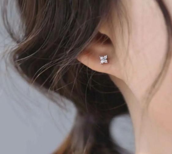 人気 ピアス クローバー キラキラ 韓国拍卖