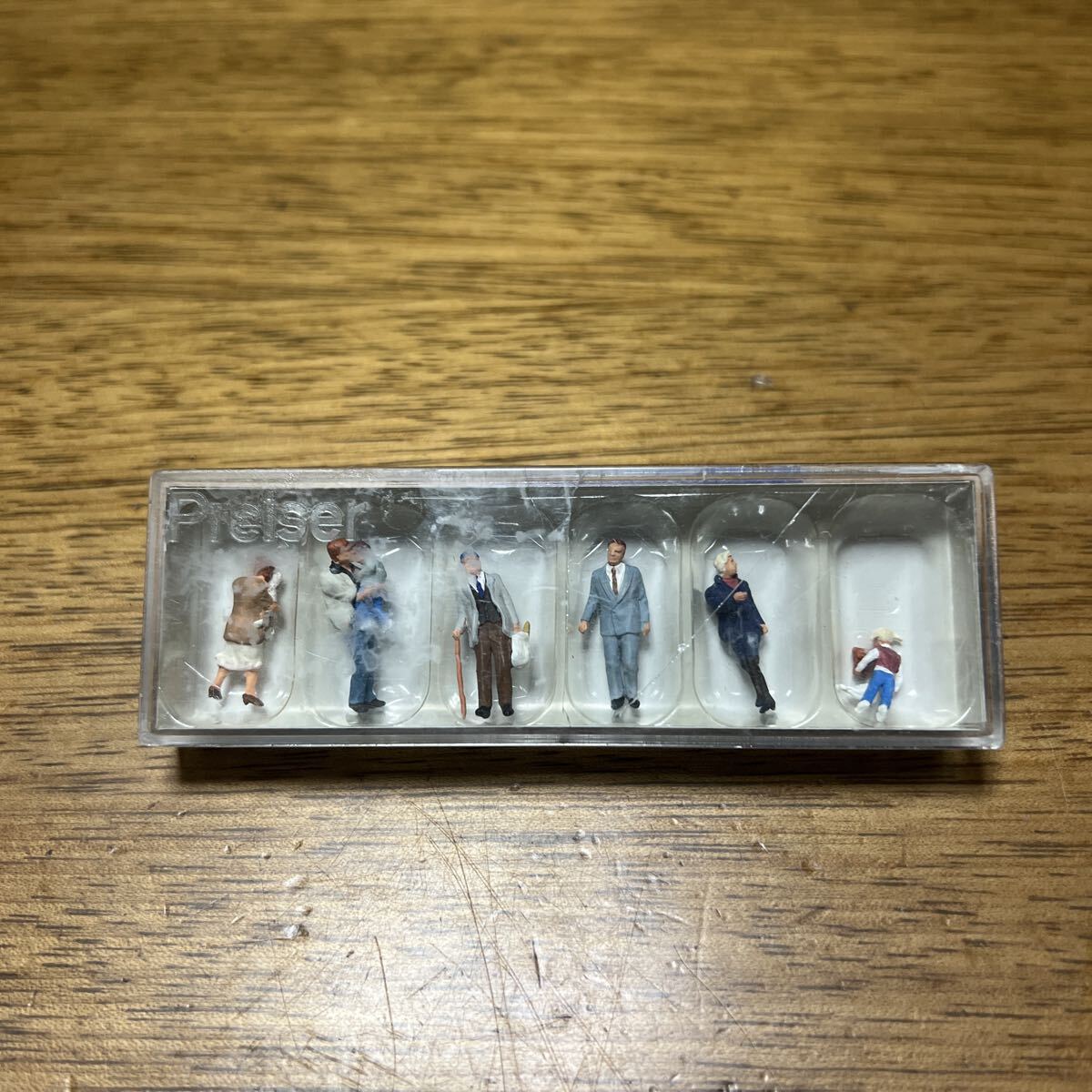 送料込み■未使用 プライザー Preiser  10415 通行人と子供 保管品 塗装済完成品 HO(1/87) 情景 背景 フィギュア拍卖