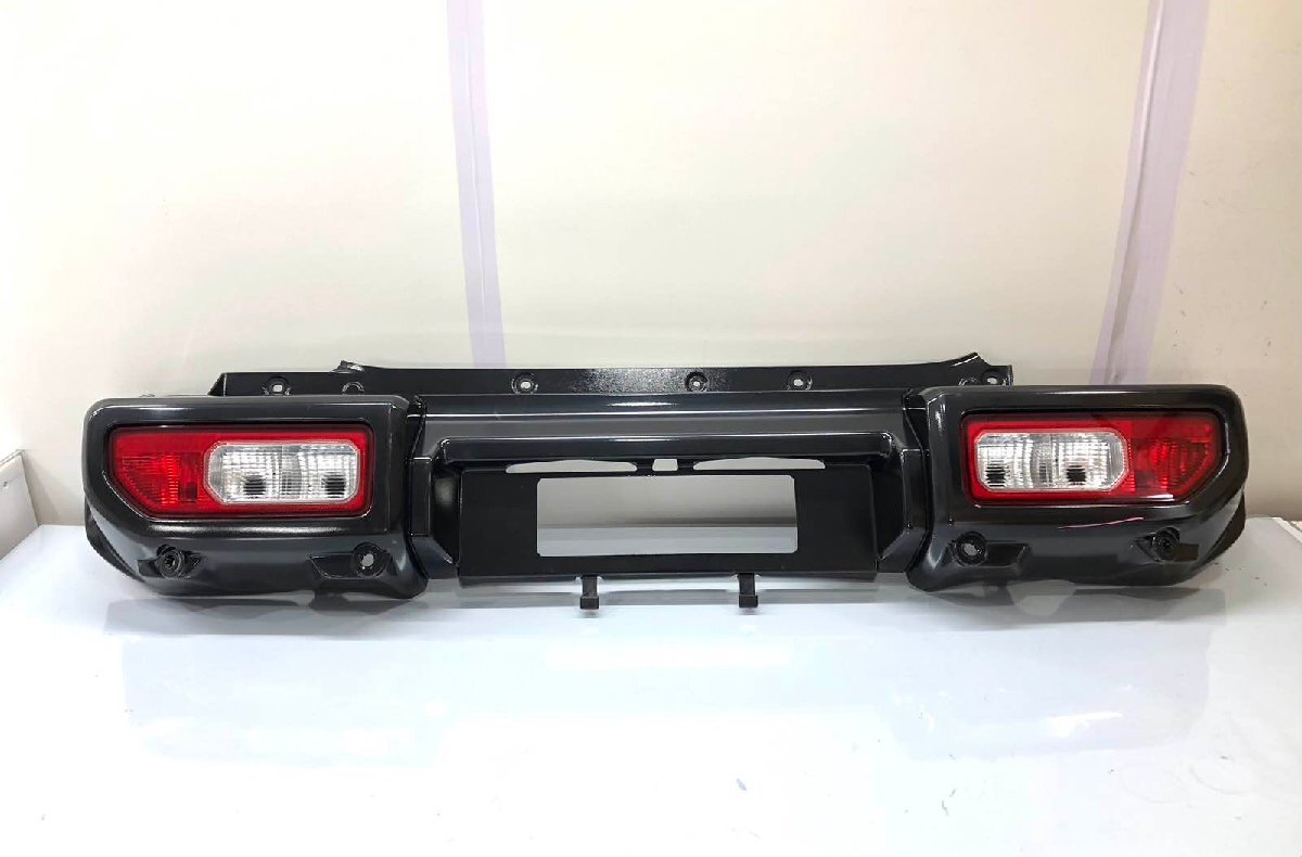 スズキ ジムニーシエラ JB74W 純正 リアバンパー〈テールランプ/センサー穴有〉カラード 71811-78R ソリッドブラック(C7-53m)拍卖
