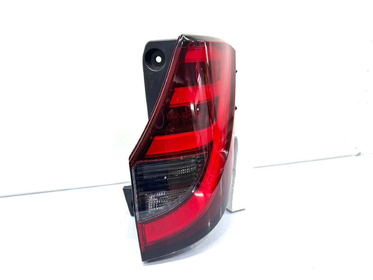 ★良品★ トヨタ ノア ZWR90W 純正 右 テールライト KOITO V1-5 刻印AR (Z32-71)拍卖