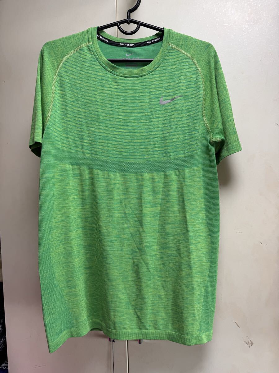 送料格安スピード発送!新品未使用★NIKEナイキトレーニングTシャツGR★Mサイズランニングジョギング陸上競技登山トレランマラソン拍卖