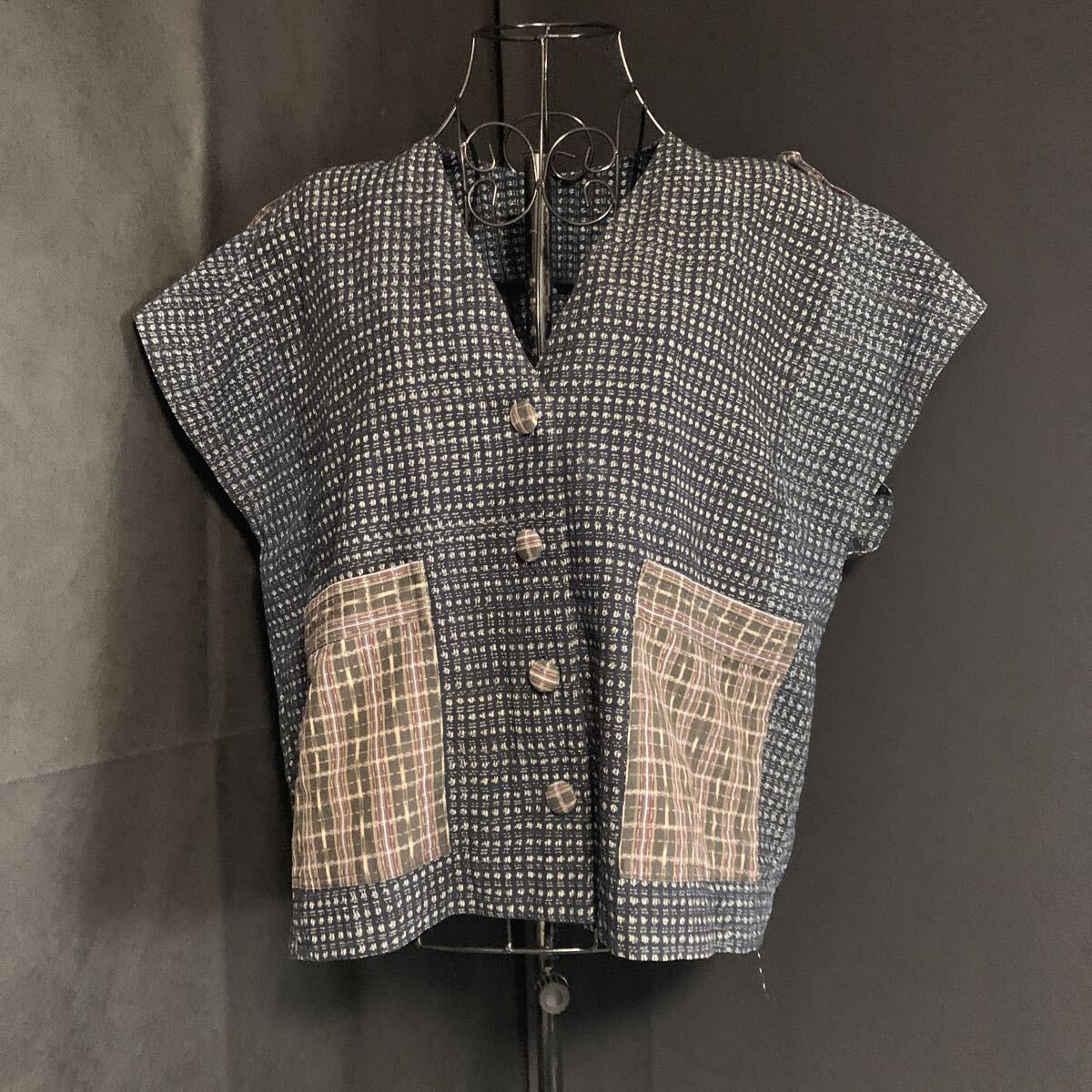 ☆シャツ ジャケット 雪ん子 肩パッド付き ノースリーブ 上着 生地 リメイク 素材 ハンドメイド 古布 絣 手作り カスリ かすり(A-2974)拍卖