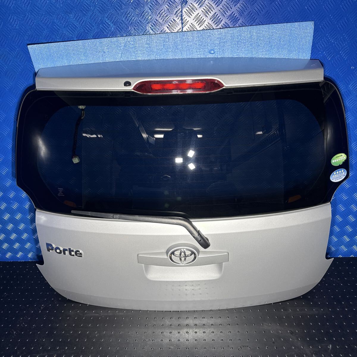 ◆トヨタ ポルテ《NSP140 NSP141 NCP141 NCP145》バックドア リアゲート カラー 1F7 (シルバーメタリック) 67005-52D60 凹み無し◆拍卖