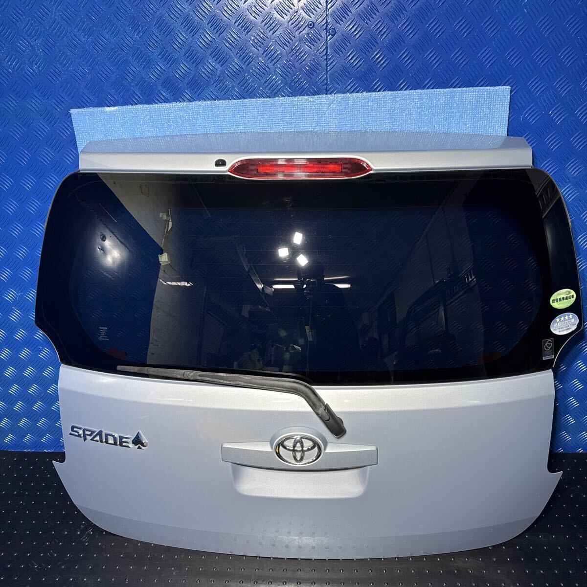 ◆トヨタ スペイド《NSP140 NSP141 NCP141 NCP145》バックドア リアゲート カラー 8S1 (ライトブルーマイカメタリック) 67005-52D60 凹無◆拍卖