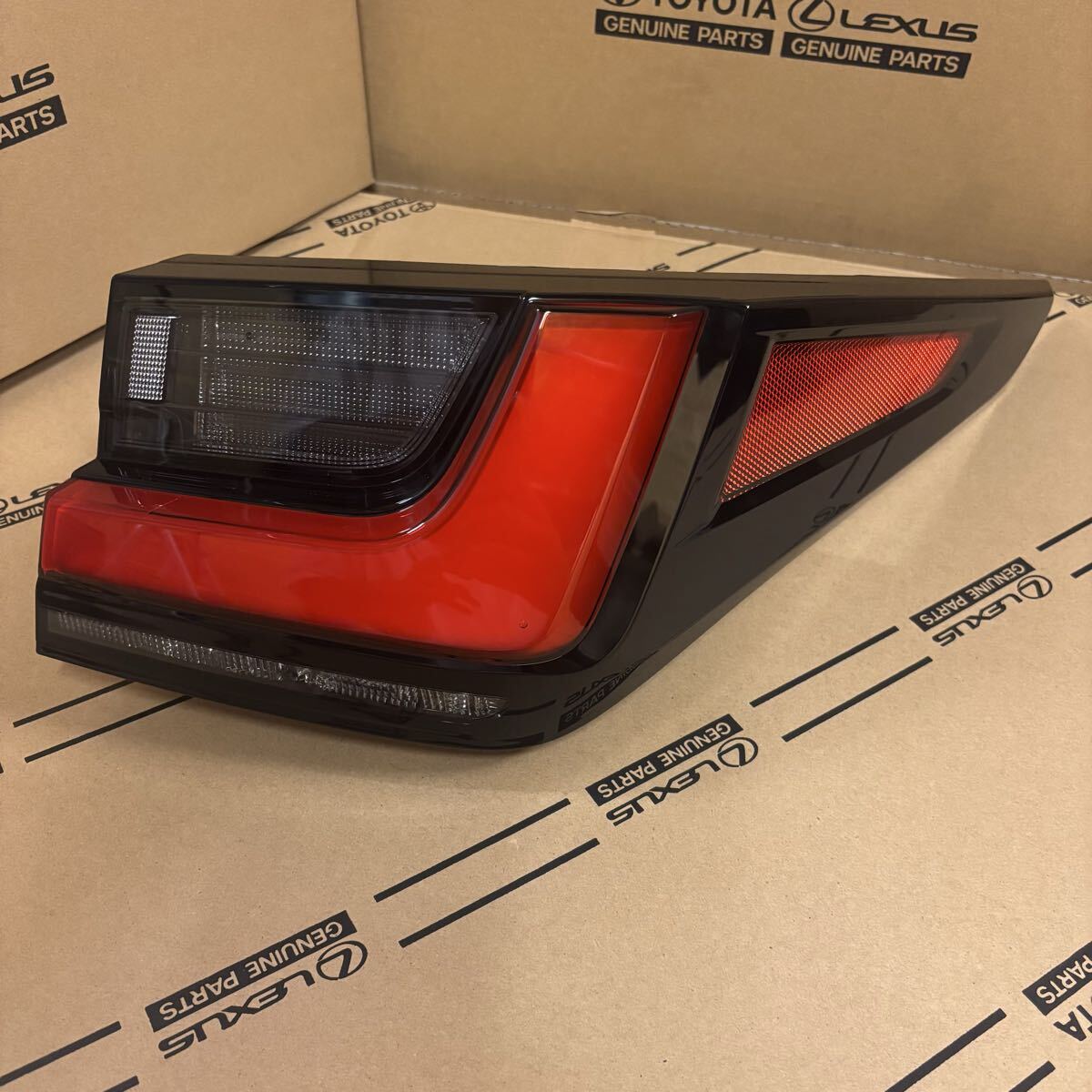 美品 レクサス テールランプ NX250 NX350 20系 NX 右 外側 テールレンズ 81551-78191 右側 管理B拍卖