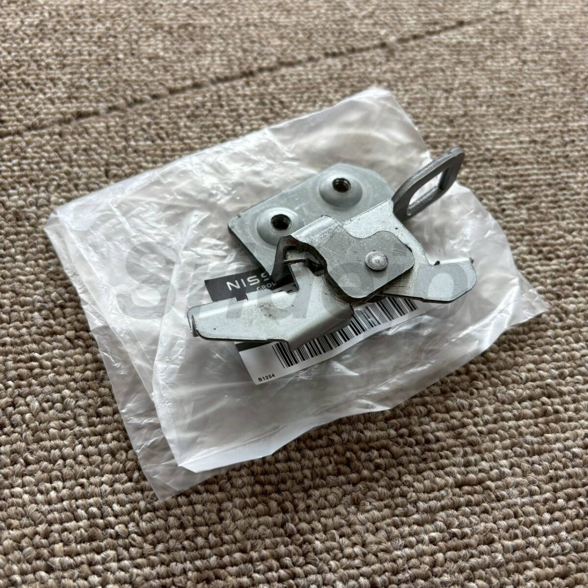 【新品】 日産純正 A31 CA31 セフィーロ トランクリッド ロック ストライカー ASSY NISSAN Trunk lid lock striker assembly拍卖