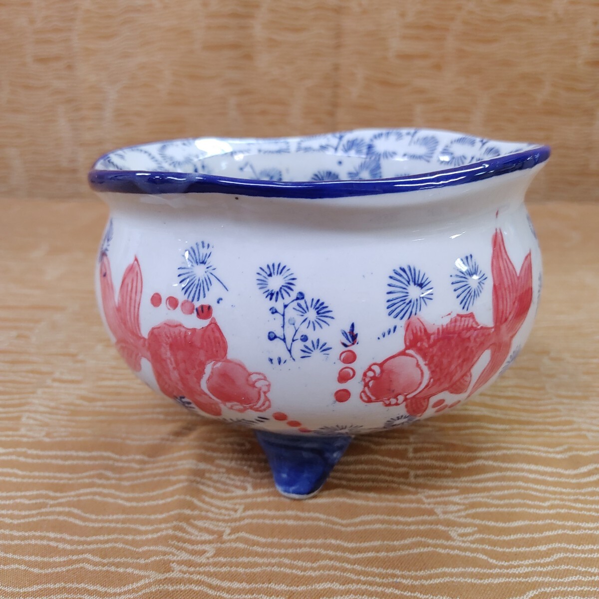 【陶器製 金魚鉢 金魚柄】 水鉢 メダカ鉢 稚魚 水草 足つき 三足 波口 インテリア 和風 【A8-3②】0912拍卖