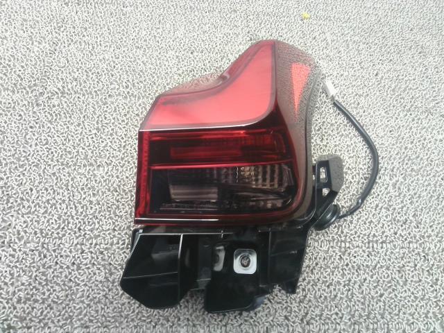レクサス UX 6BA-MZAA10 右テールランプ UX200 4Y1 76-84 81551-76400拍卖