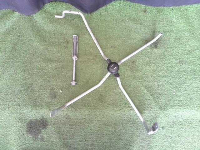 NV100クリッパー HBD-DR17V スペアタイヤキャリア DX Z2S 57210-4A00C拍卖