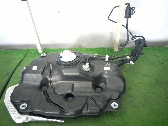 アクア 6AA-MXPK11 フューエルタンク Z 8W7 77001-52690 77020-52630拍卖