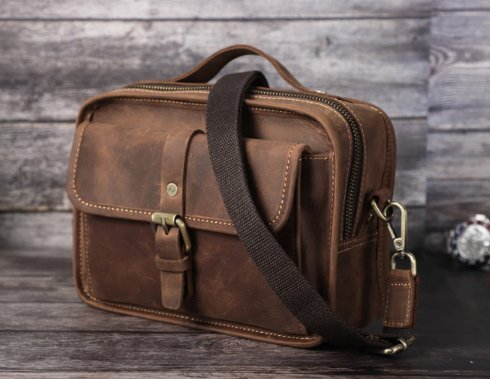 レトロな狂った馬牛革の男の人はショルダーバッグを入れることができます7.9寸IPAD男性ハンドバッグ拍卖