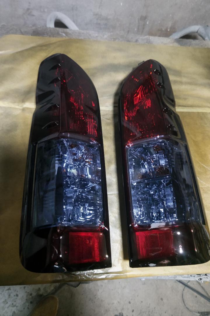 ハイエース200系新車納車外し純正テールベース キャンディブラックブルー系スモークグラデーション塗装。透き通った上品スモークです。拍卖