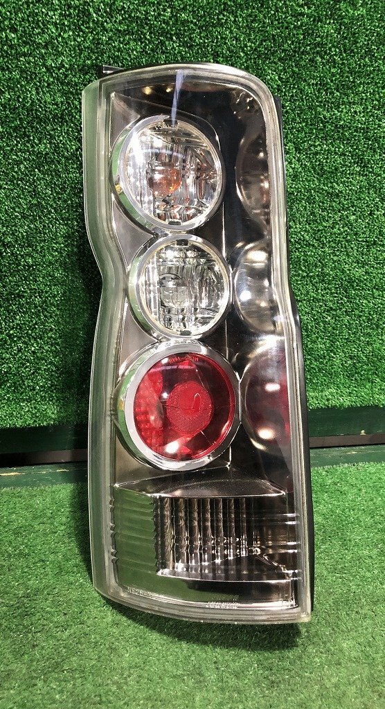 ☆キャラバン QE25 社外 テールレンズ テールランプ 左側 助手席側 現状品 取付部OK レンズ割れ無し 送料サイズ【S】拍卖