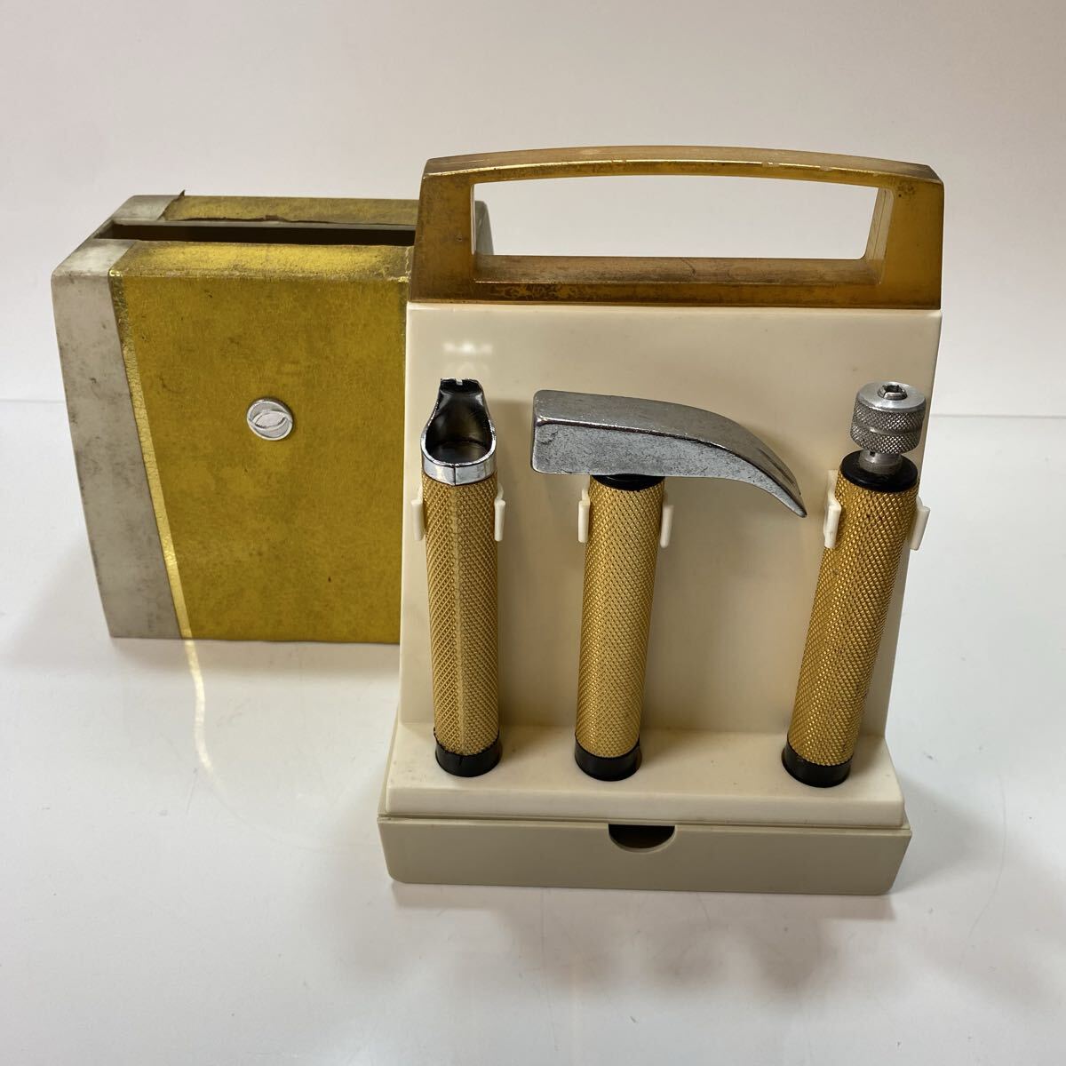 ツールボックス レトロ 樹脂製 ケース 工具 ハンマー 釘抜き ドライバー ペンチ ノコギリ セット レトロ 古雑貨 置物 ガレージ インテリア拍卖