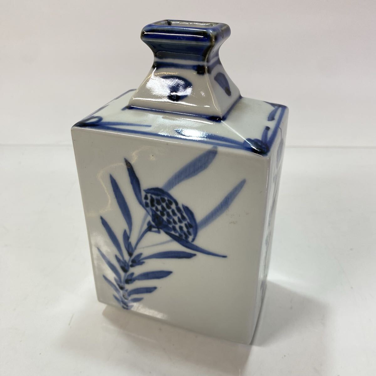 陶磁器 花器 花瓶 花入 一輪挿し 華道具 陶器 角瓶 染付 絵付 容器 置物 インテリア 飾拍卖