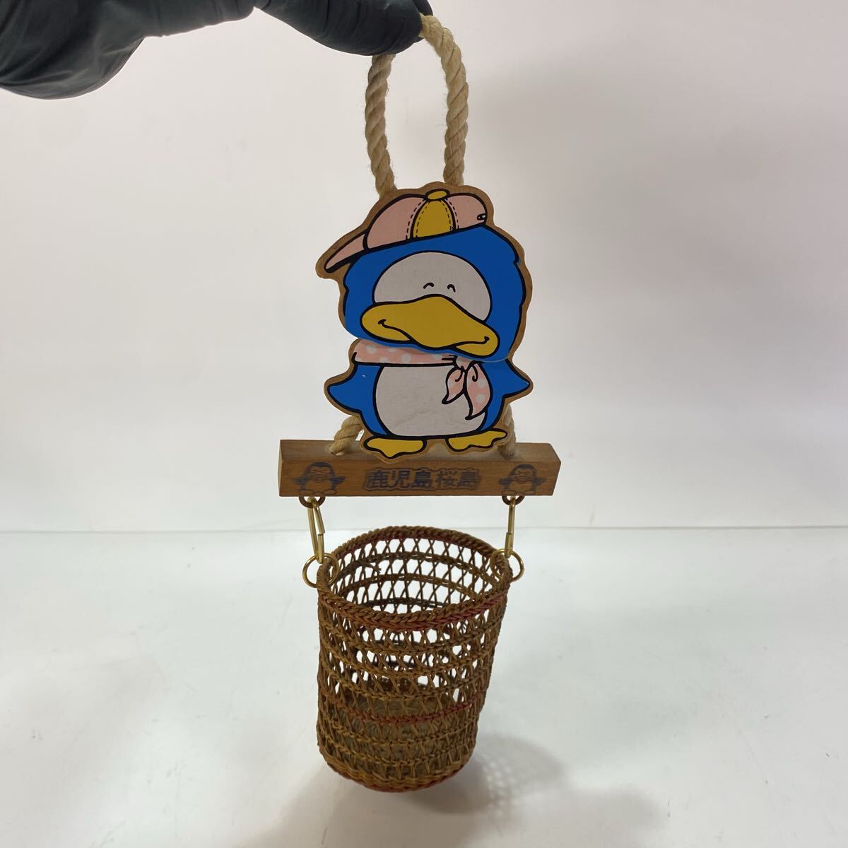 鹿児島桜島 レトロ ファンシー 小物 インテリア 壁掛け カゴ 籠 ペンギン 飾 古雑貨 古玩具 おもちゃ 土産物 当時物拍卖