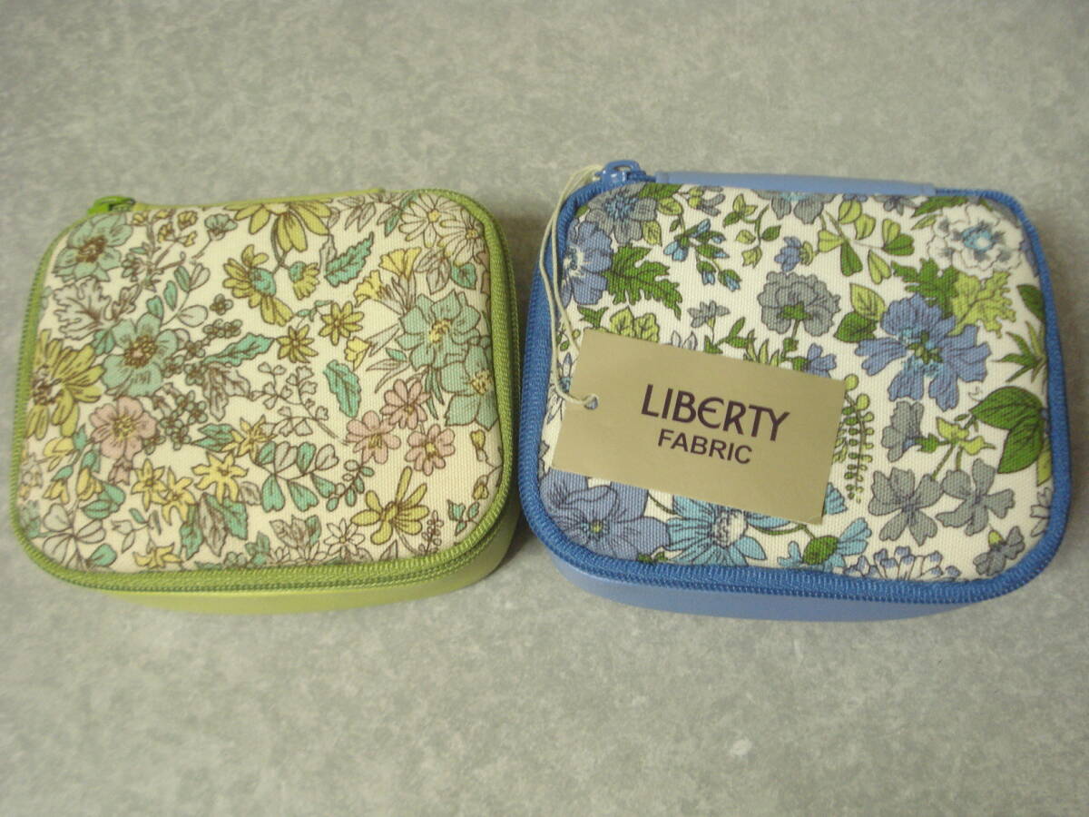 ☆ LIBERTY リバティ アクセサリーポーチ 2個☆ 青 ブルー 黄緑 グリーン 花柄拍卖