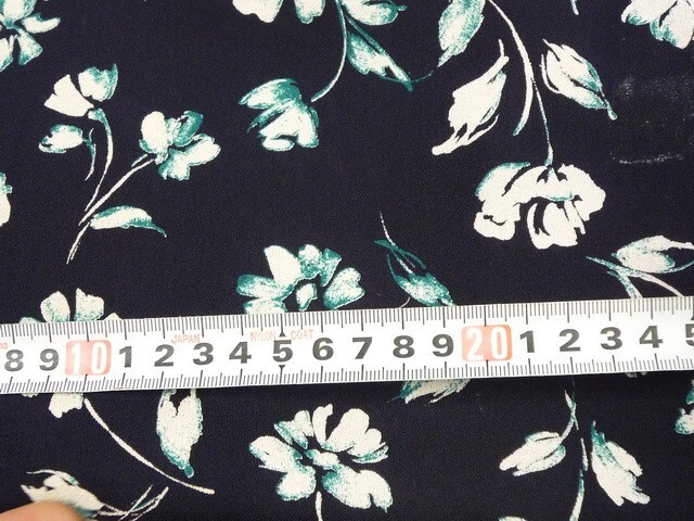 100*60★黒地・花柄の・ハギレ・生地・布★0534-133拍卖