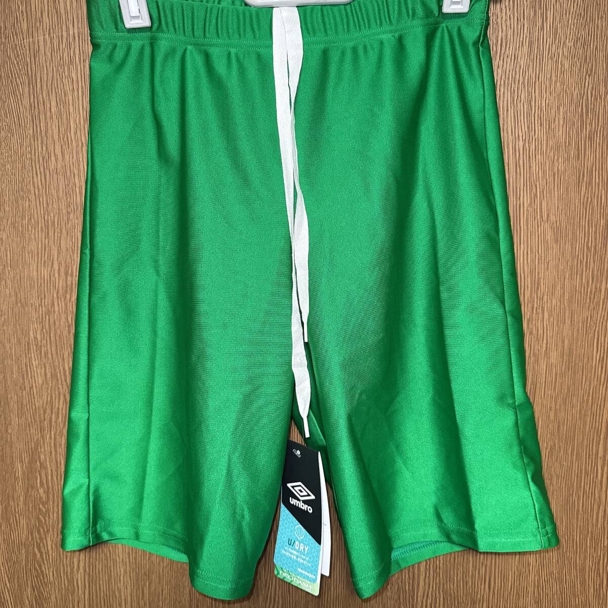 【新品未使用品】 umbro アンブロ ハーフタイツ 光沢グリーン メンズOサイズ サッカー フットサル スポーツ トレーニング拍卖