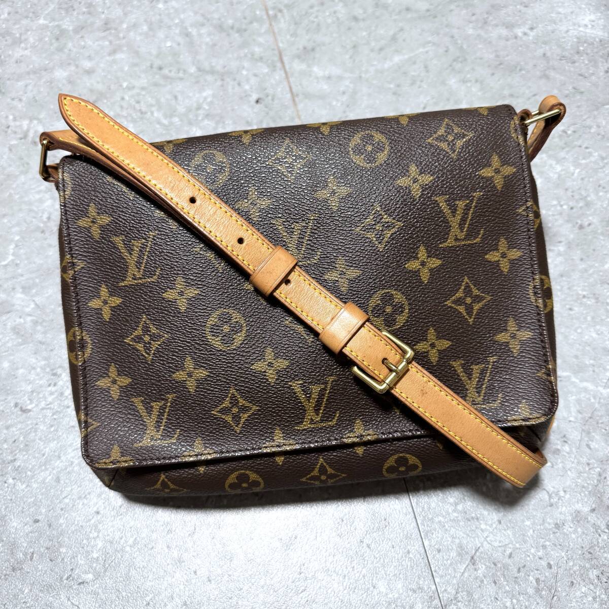 送料無料 極美品 ルイヴィトン モノグラム ミュゼットタンゴショート 2拍卖