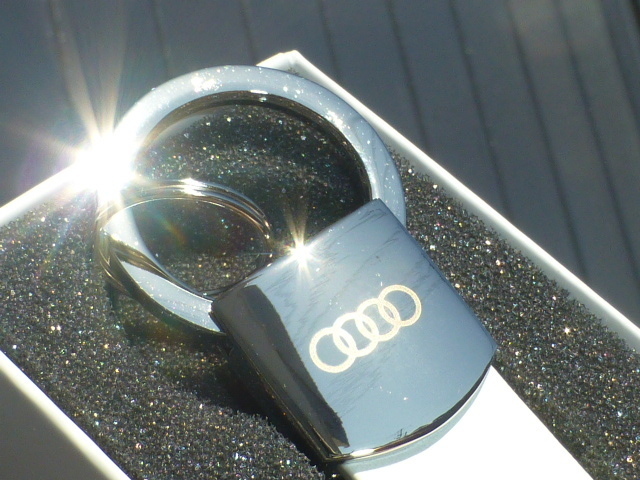 【新品!即落】アウディ 純正 レザー キーホルダー A1 A3 A4 A5 A6 A7 A8 Q3 Q5 Q7 R8 RS5 RS4 RS6 S5 S8 SQ5 S3 S4 TT クワトロ TTS TTRS拍卖