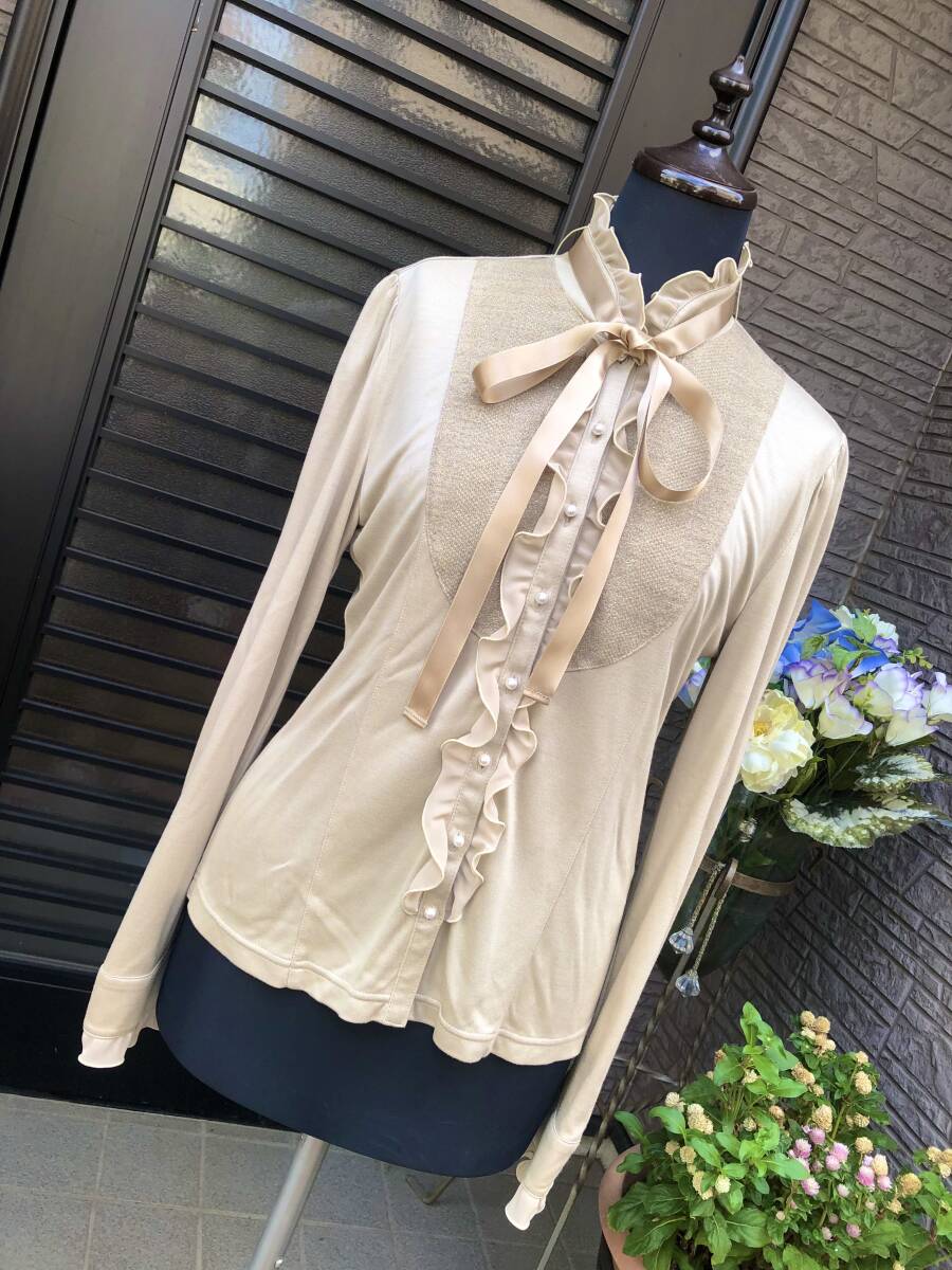 ROSEO 長袖カットソー フォーマルに おリボン付 美品 M 送料230円 モダール フリル付き スタンドカラー拍卖