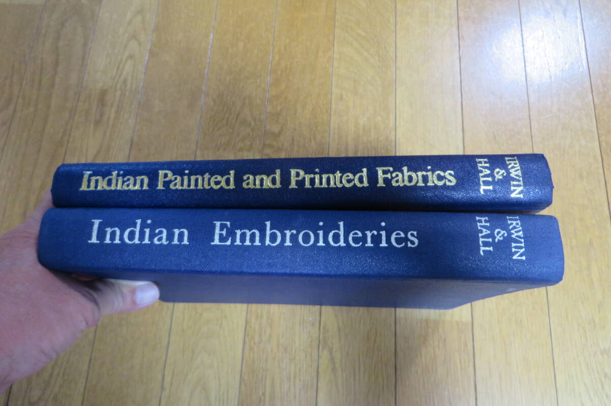 8591 インド テキスタイル ファブリック 2冊セット Indian Painted and Printed Fabrics/Embroideries プリント 刺しゅう 染色 印、汚れ有拍卖