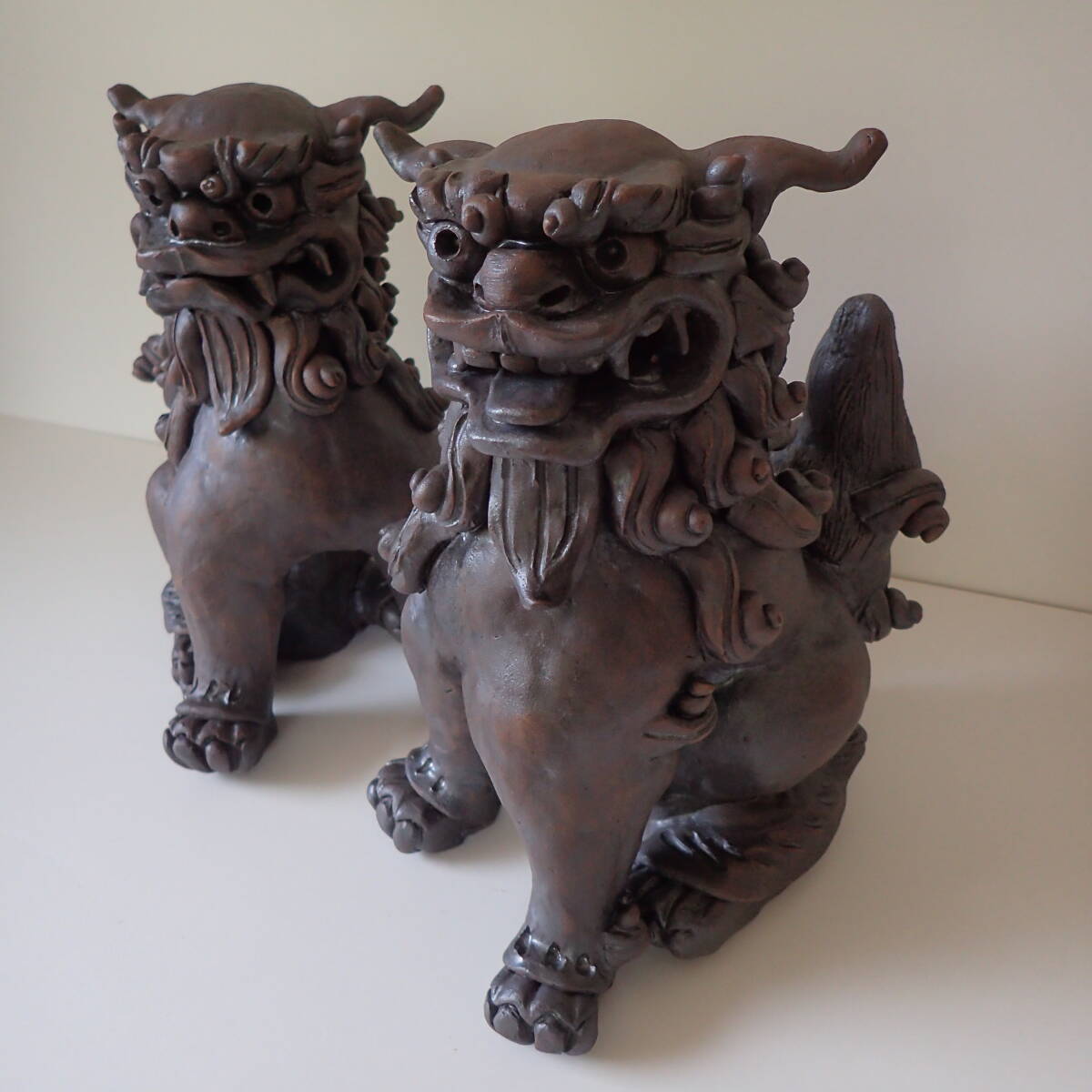 鬼形商會No.61 ペア立シーサー(大)<特価>厄除守護 陶器製置物 作家物 手捻り 1点物 魔除け 厄除け 風水 和風 新築祝 (検索:沖縄)拍卖