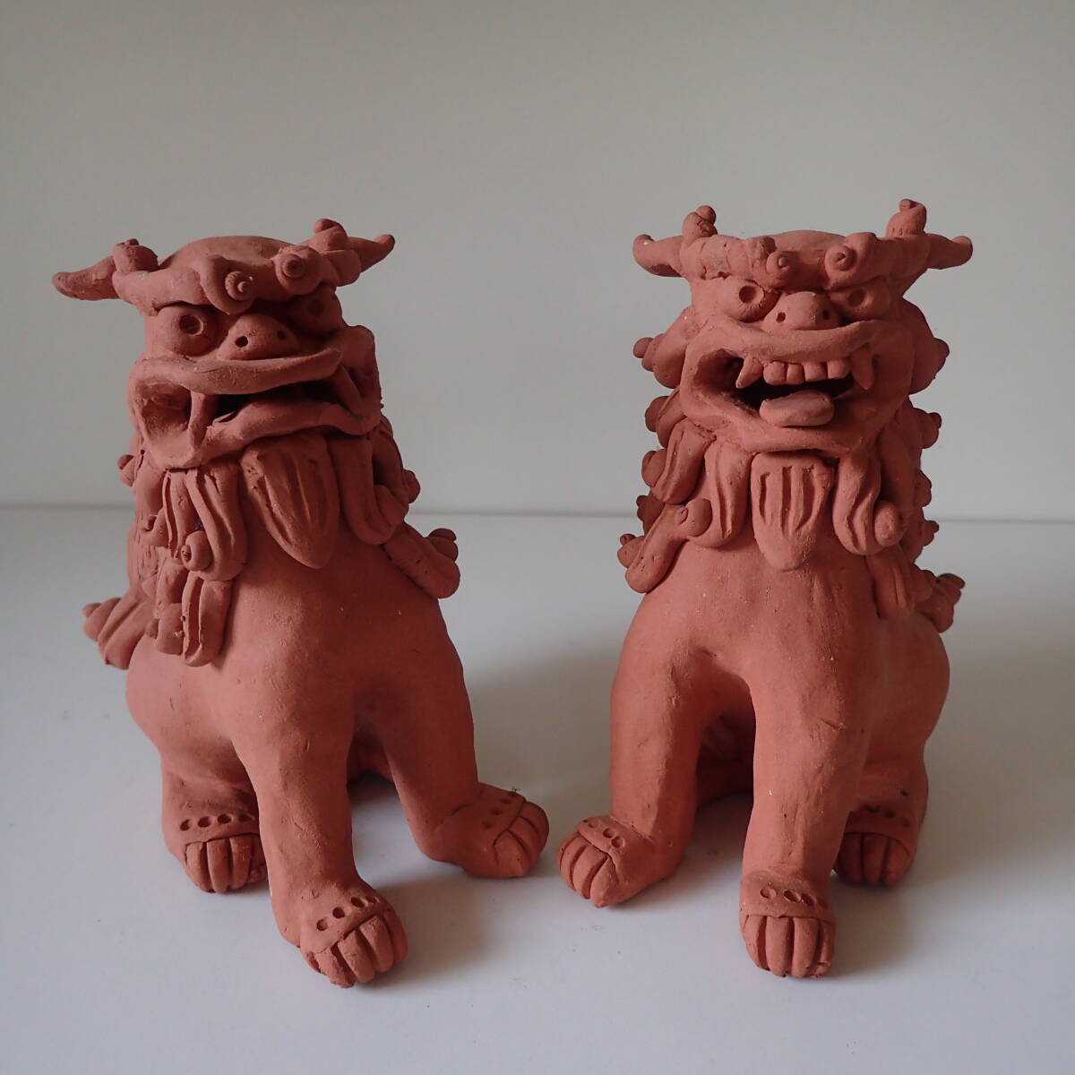 鬼形商會No. 63 ペア立シーサー(小)焼締め 厄除守護 陶器製置物 作家物 手捻り 1点物 魔除け 厄除け 風水 和風 新築祝 検索:沖縄拍卖