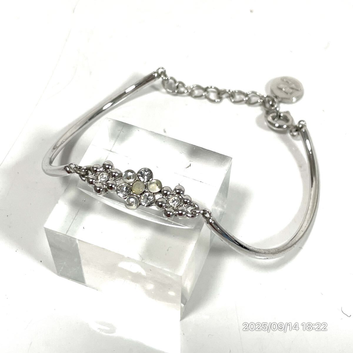 Courrges クレージュ フラワーモチーフ 花 ブランドロゴ ラインストーン シルバーカラー ブレスレット バングル アクセサリー 装飾品拍卖