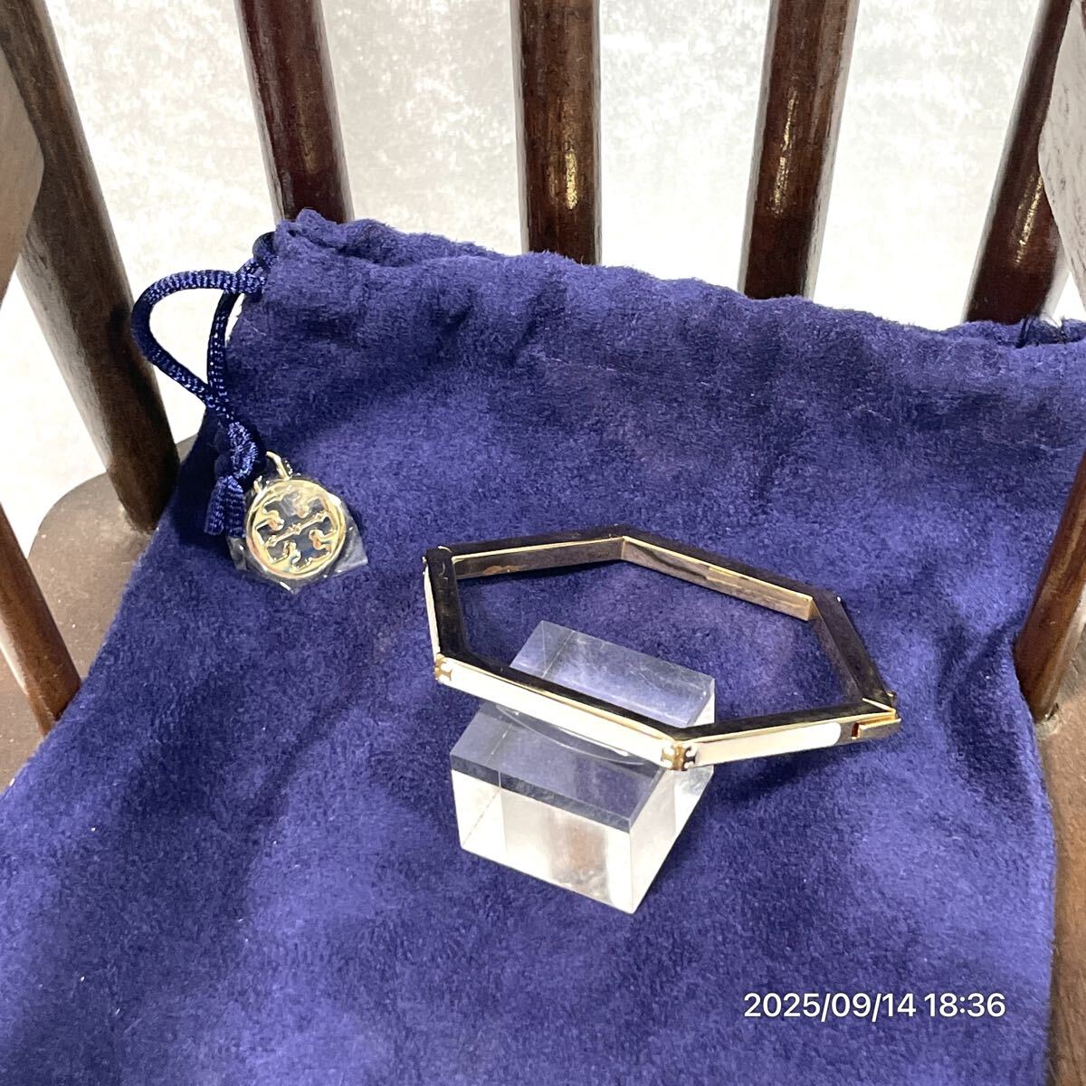 TORY BURCH トリバーチ ブランドロゴ 六角形 ゴールド×オフホワイト系カラー バングル ブレスレット アクセサリー 装飾品拍卖