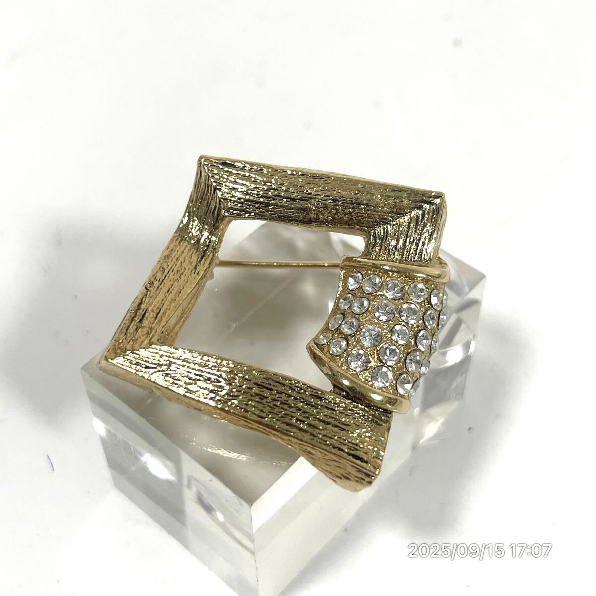 YSL イヴサンローラン スクエア調 ラインストーン ゴールドカラー ブローチ アクセサリー ファッション小物 装飾品拍卖