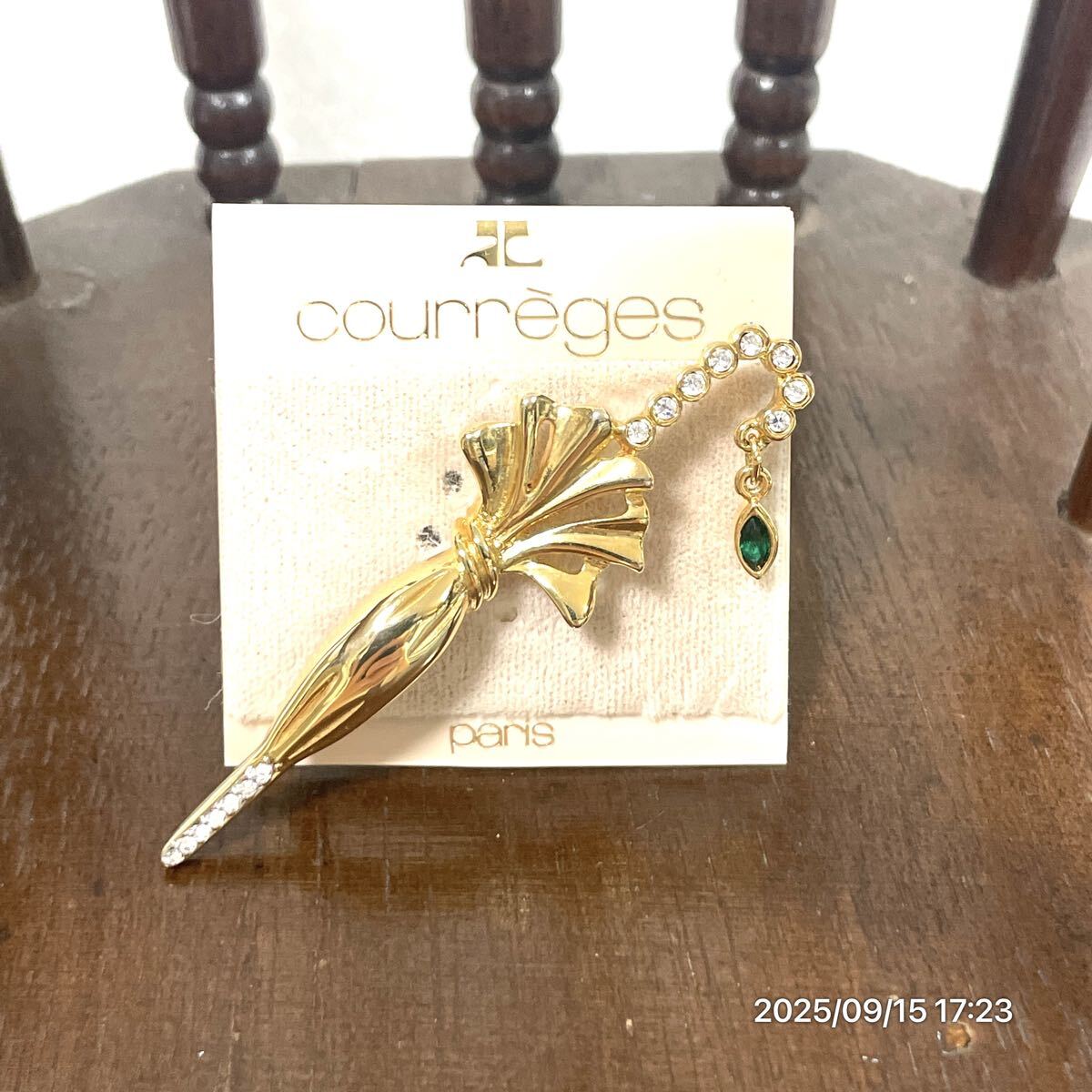 美品 Courrges クレージュ 傘モチーフ ラインストーン ゴールドカラー ブローチ アクセサリー ファッション小物 装飾品拍卖