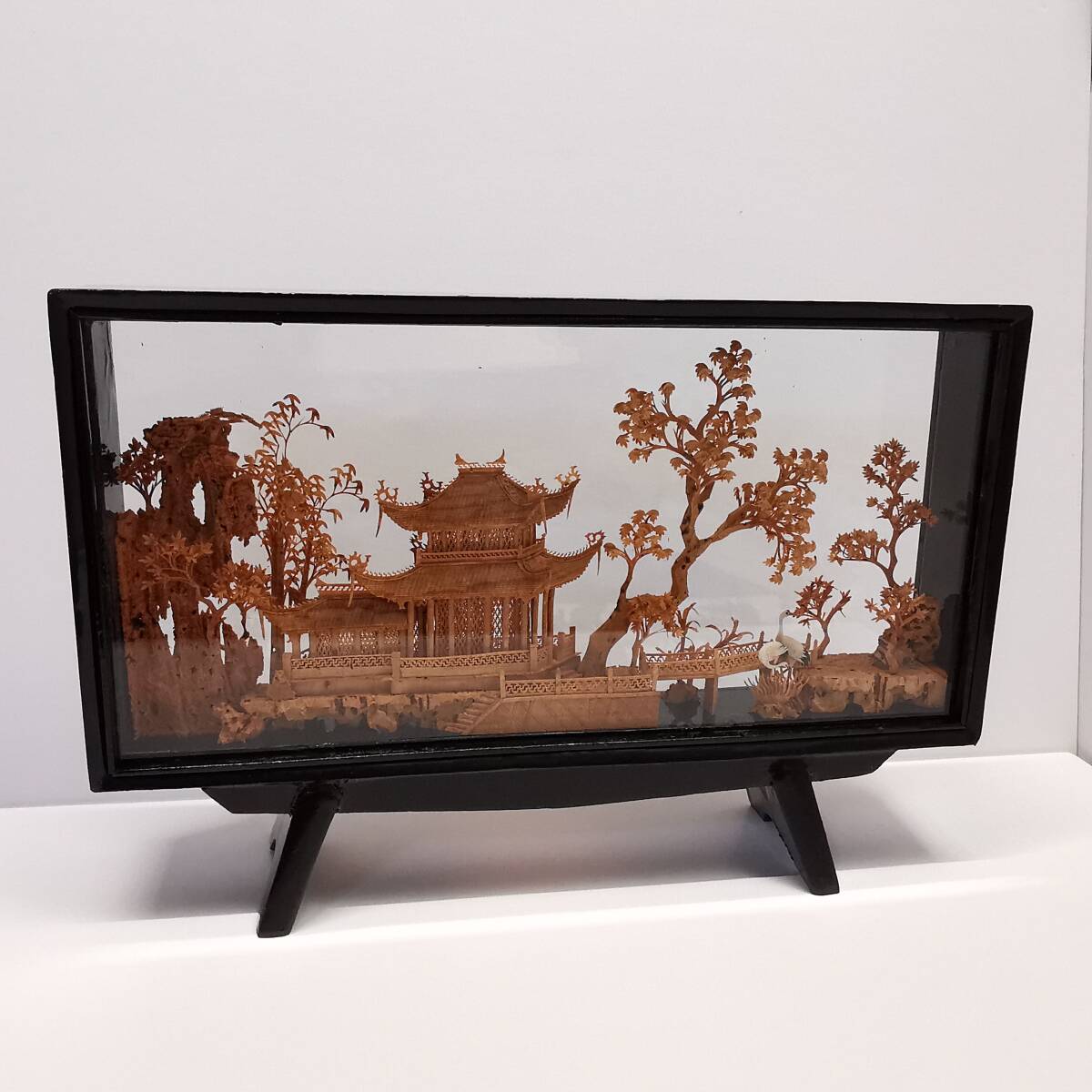 ミニチュア◆中国 コルク細工 中国美術 工芸品 細密彫刻 精密彫刻 山水楼閣鳥図 中国福建省◆木彫 鶴 風景 ガラスケース入り 昭和レトロ拍卖