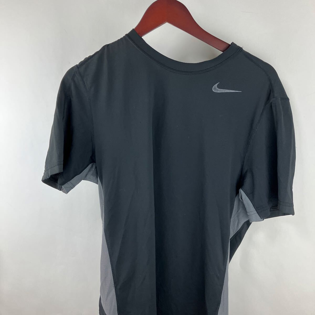NIKE ナイキ Tシャツ ブラック 半袖 半袖Tシャツ Mサイズ 男性用 メンズ 通気性 速乾生地 スポーツ トップス スウォッシュ拍卖